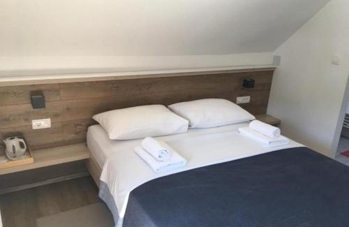Jezerce Casa | Guesthouse Family Bosnic