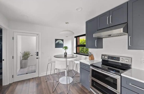 Fremont Casa | Guesthouse in Phinney Ridge with Rooftop Deck