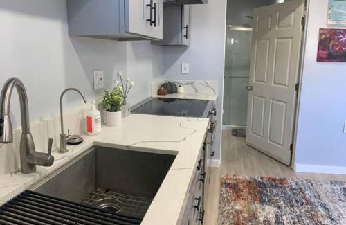 Santa Ana Apartamento | Guesthouse near Disney, Walmart with private parking