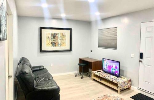 Santa Ana Apartamento | Guesthouse near Disney, Walmart with private parking