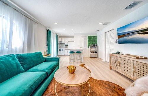Southwest Casa | Guesthouse with Fenced Yard- Palm Wave Says