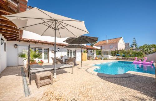 Lagoa de Albufeira Casa | GuestReady - Gorgeous Villa near the Lagoon