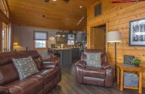 Gatlinburg - Pigeon Forge Cabina | Vistas preciosas! Remodelación importante: ver fotos, bañera de hidromasaje, 2 chimeneas, cama tamaño king, WiFi, mascotas en Aceptar