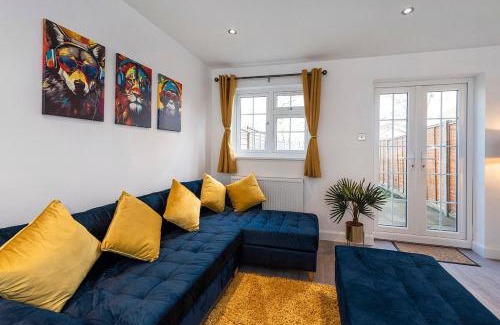 North End Casa | Guild Lodge 3 Bedrooms 3 Bathroom Home - Fast London Access