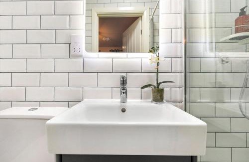 North End Casa | Guild Lodge 3 Bedrooms 3 Bathroom Home - Fast London Access