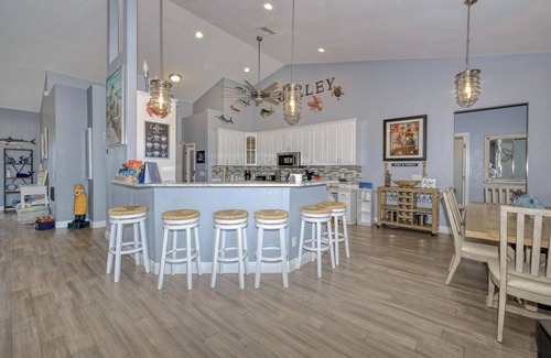 Caloosahatchee Casa | Gulf Access/Upscale/2,791sqft/Dog-Friendly! FREE HTD Pool+EV Charge/Kayaks/Bikes