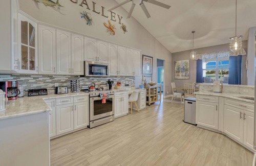 Caloosahatchee Casa | Gulf Access/Upscale/2,791sqft/Dog-Friendly! FREE HTD Pool+EV Charge/Kayaks/Bikes