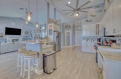 Caloosahatchee Casa | Gulf Access/Upscale/2,791sqft/Dog-Friendly! FREE HTD Pool+EV Charge/Kayaks/Bikes