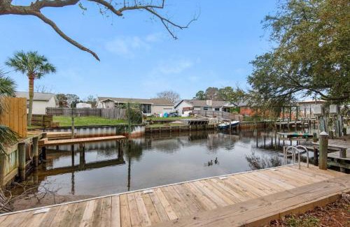 Gulf Breeze Casa | Gulf Brz-Beaches-Dwntwn PNS-Pet Friendly-Canal