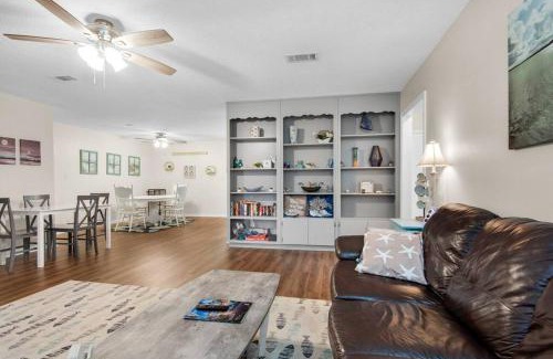 Gulf Breeze Casa | Gulf Brz-Beaches-Dwntwn PNS-Pet Friendly-Canal
