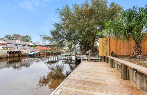 Gulf Breeze Casa | Gulf Brz-Beaches-Dwntwn PNS-Pet Friendly-Canal