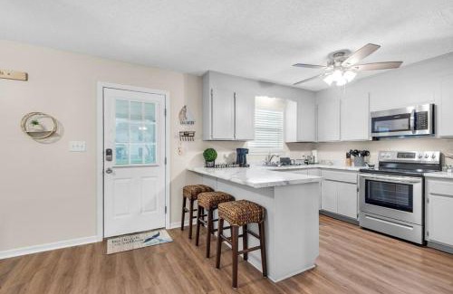 Gulf Breeze Casa | Gulf Brz-Beaches-Dwntwn PNS-Pet Friendly-Canal