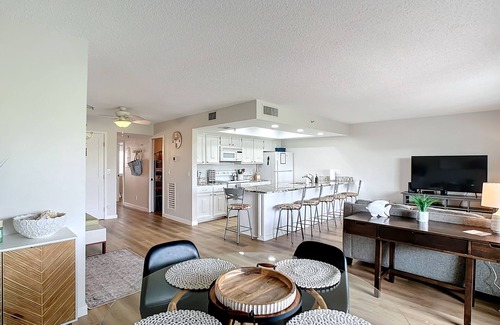 Indian Shores Condominio | ★Gulf Coast 107★ Steps to the Beach! Clean, Spacious Condo - Pool & Beach Gear