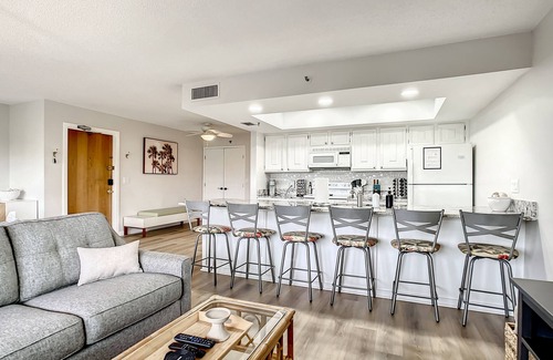 Indian Shores Condominio | ★Gulf Coast 107★ Steps to the Beach! Clean, Spacious Condo - Pool & Beach Gear