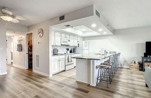 Indian Shores Condominio | ★Gulf Coast 107★ Steps to the Beach! Clean, Spacious Condo - Pool & Beach Gear