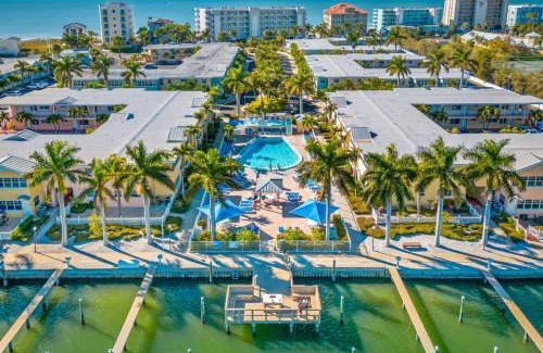 Indian Shores Apartamento | Gulf Coast Gem Private Condo - 2bed, 1bath, Sleeps 6, Across the Street From Beach & Gulf, Game Room, Pool