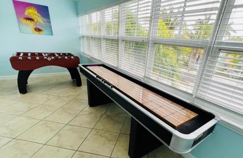 Indian Shores Apartamento | Gulf Coast Gem Private Condo - 2bed, 1bath, Sleeps 6, Across the Street From Beach & Gulf, Game Room, Pool