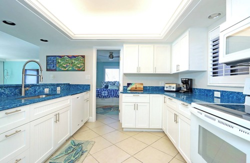 Beachview Country Club Estates Condominio | Gulf Front, Top Floor, Two Bedroom Condo with Den - Sundial L405