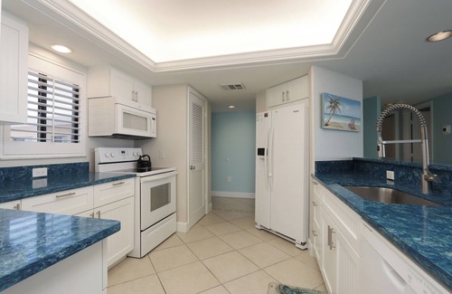 Beachview Country Club Estates Condominio | Gulf Front, Top Floor, Two Bedroom Condo with Den - Sundial L405