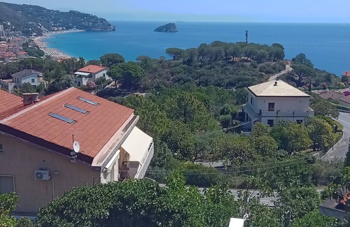 Torbora Apartamento | Gulf of Spotorno with a view of Bergeggi Island