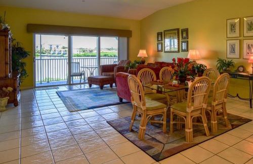 Indian Shores Apartamento | Gulf Retreat 2: Magnificent Water Views, Steps to Beach, None Cleaner, None Nicer!