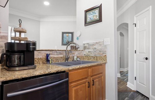 Gulfport Condominio | Gulfport-Biloxi Retreat ★ 3BR ★ 2 Pools ★ Hot Tub ★ PS5 ★ Xbox ★ Wi-Fi ★ Clean