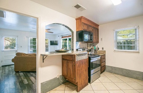 Gulfport Cabaña | Gulfport Cottage 1 Mile From Beach! pet friendly