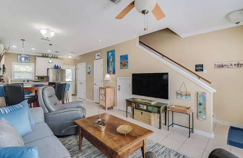 Long Beach Condominio | Gulfviews, short walk to Beaches w Pool sleeps 4