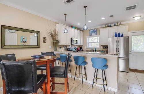 Long Beach Condominio | Gulfviews, short walk to Beaches w Pool sleeps 4