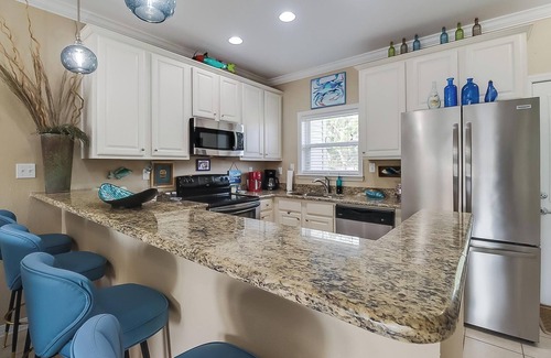 Long Beach Condominio | Gulfviews, short walk to Beaches w Pool sleeps 4