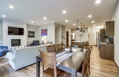 Lake Shore Casa | Gull Lake Resort Escape: Pool & Snowmobile Trails