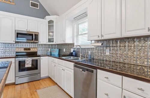 Cedar Creek Reservoir Casa | Gun Barrel Getaway-Waterfront, Hot Tub & Gameroom!