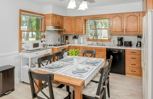 Shelbyville Casa | Gun Lake 4 BD/2BA Home w/ Hot Tub Near Casino/Winery