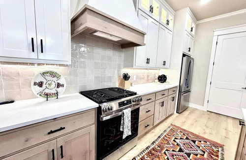 Lubbock Casa | Gun's Up Getaway - 4BR/3BA - New Construction