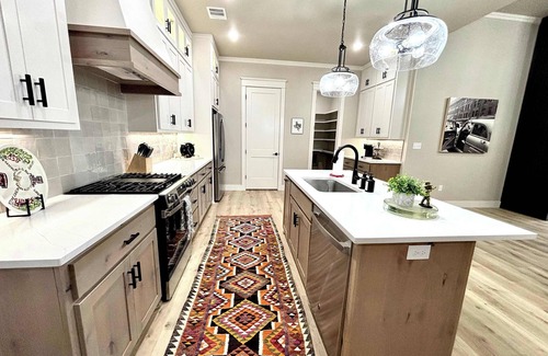 Lubbock Casa | Gun's Up Getaway - 4BR/3BA - New Construction