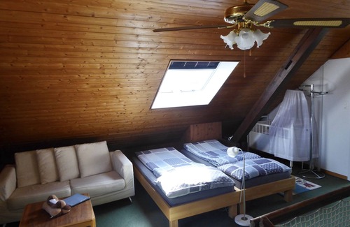Andelfingen District Casa | Casa de familia de Guntli: piso superior completo con baño propio - rural dentro del rango de la ciudad