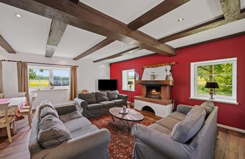 Kletkamp Casa | GUT KLETKAMP "Altes Backhaus" - Freistehendes Landhaus mit 7 Schlafzimmern I Kamin I Garten & Terrasse I 15 Min zur Ostsee I Parkplätze I Hundefreundlich I Bar I WLAN