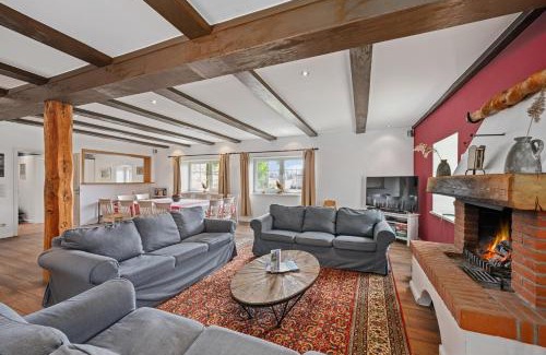 Kletkamp Casa | GUT KLETKAMP "Altes Backhaus" - Freistehendes Landhaus mit 7 Schlafzimmern I Kamin I Garten & Terrasse I 15 Min zur Ostsee I Parkplätze I Hundefreundlich I Bar I WLAN