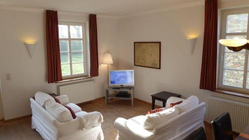 Gingst Apartamento | Gut-Rattelvitz-Parterre-C-hochwertig-Sauna-Kamin-eTankstelle-Spielscheune-15-000qm-Parkland