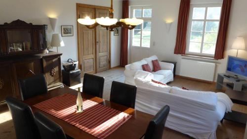 Gingst Apartamento | Gut-Rattelvitz-Parterre-C-hochwertig-Sauna-Kamin-eTankstelle-Spielscheune-15-000qm-Parkland