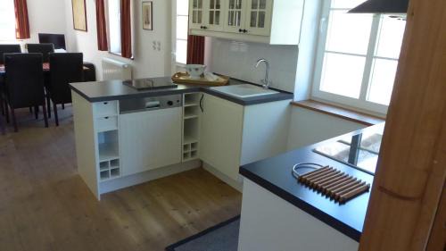 Gingst Apartamento | Gut-Rattelvitz-Parterre-C-hochwertig-Sauna-Kamin-eTankstelle-Spielscheune-15-000qm-Parkland
