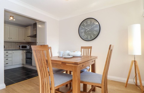 Truro Cabaña | GWEAL, family friendly, with a garden in Shortlanesend