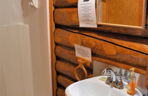 Kenai Peninsula Cabina | Gwin's Lodge Fir Log Cabin #12