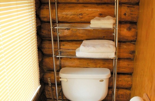 Kenai Peninsula Cabina | Gwin's Lodge Fir Log Cabin #12
