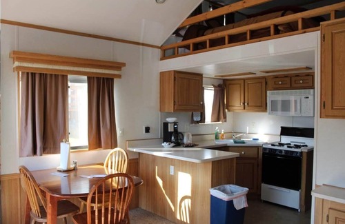 Cooper Landing Cabina | Gwin's Lodge & Roadhouse Est. 1952