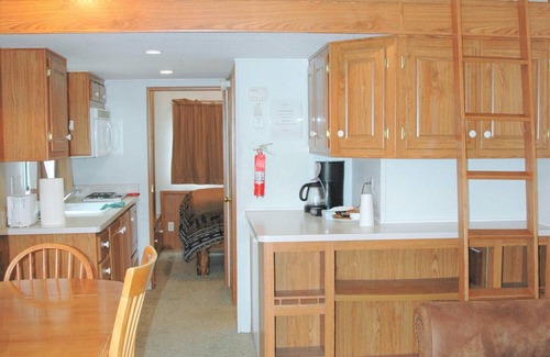 Cooper Landing Cabina | Gwin's Lodge & Roadhouse Est. 1952
