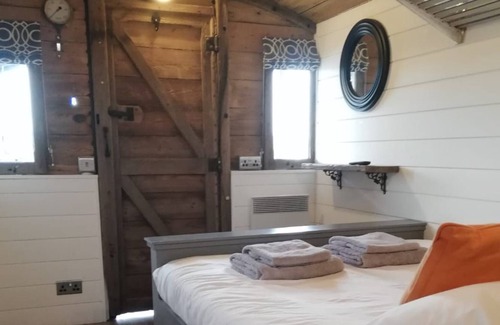Newenden Cabaña | GWR Toad - Original converted train carriage - Sleeps 2 - watch steam trains pass by 20ft away