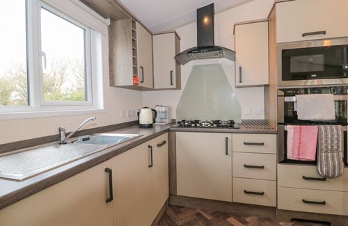 New Forest District Cabaña | GWYDN LODGE, family friendly, with pool in Downton, Hampshire