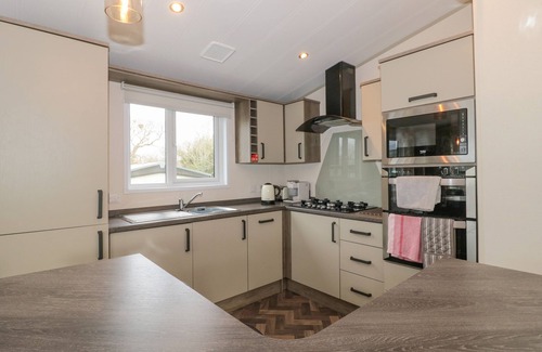 New Forest District Cabaña | GWYDN LODGE, family friendly, with pool in Downton, Hampshire