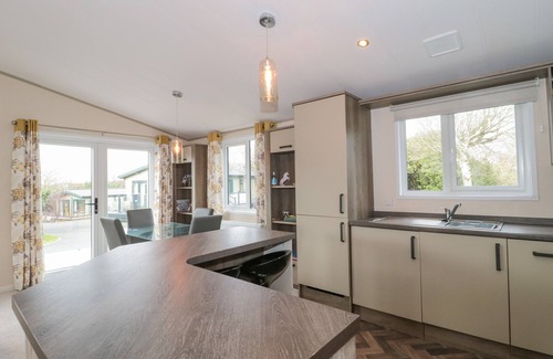 New Forest District Cabaña | GWYDN LODGE, family friendly, with pool in Downton, Hampshire